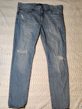 GAP Men's Light Wash Slim Straight Jeans with Knee Distress